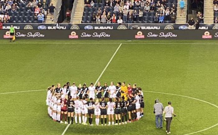 VIDEO: Protestaron en pleno juego de fútbol por abusos sexuales en la Liga de EEUU