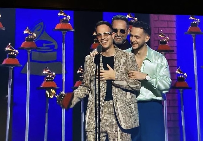 Se tropezó y rodó por las escaleras al recoger su Latin Grammy (VIDEO)