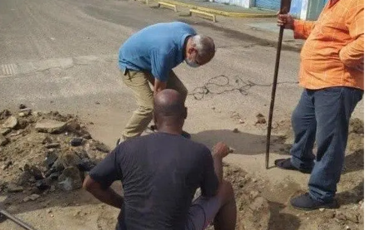 Bolívar: En riesgo la salud de 70 familias por bote de aguas negras en Medina Angarita