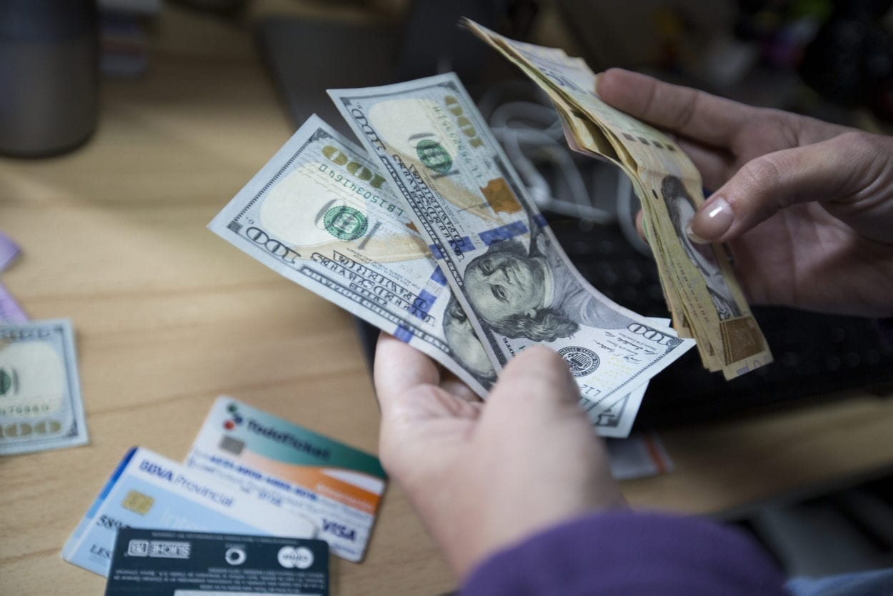 Aumento de pagos en dólares acentúa escasez de bolívares en el país