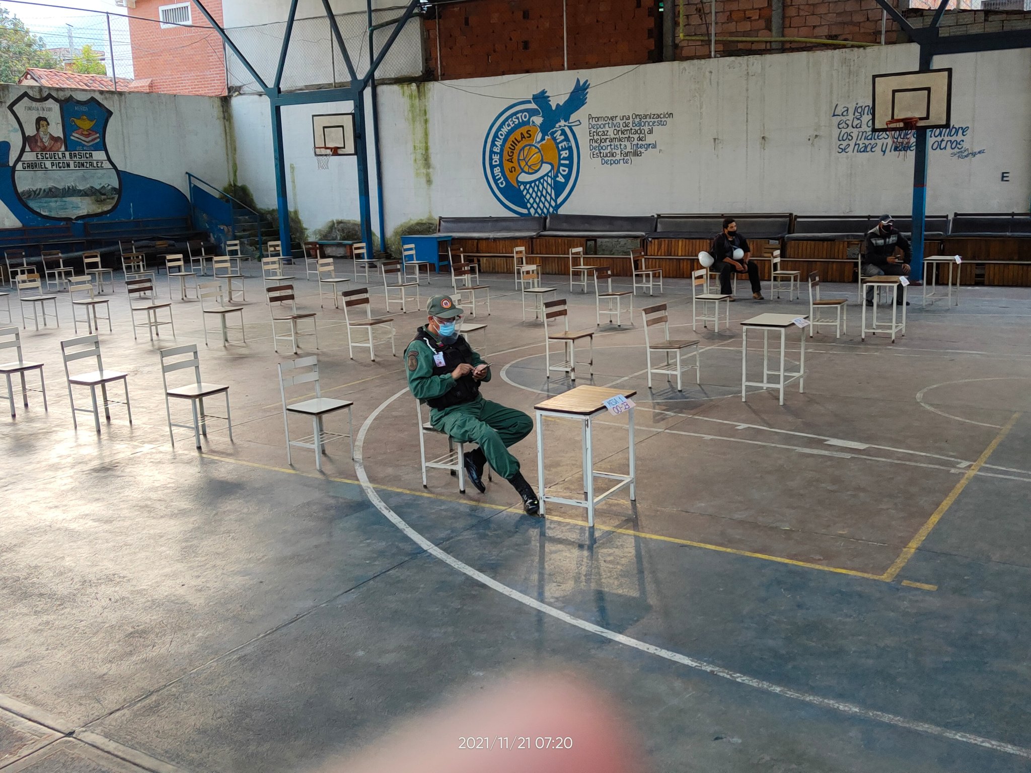 Un GNB jurungando su teléfono… el único activo en el centro de votación Gabriel Picón de Mérida (FOTO)