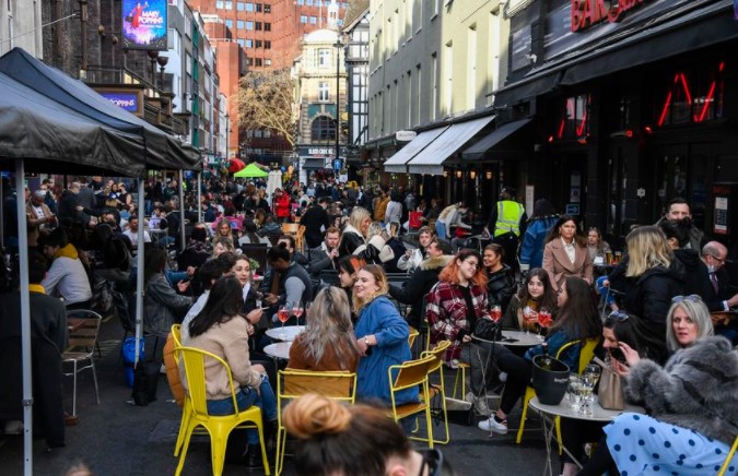 Por qué Gran Bretaña sigue en la “nueva normalidad” mientras el resto de Europa se confina