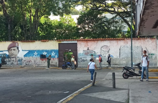 Electores “brillan” por su ausencia en el colegio Mariano Picón Salas de Petare (FOTO)