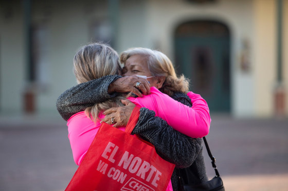 Familias se reencuentran en EEUU tras una larga separación por restricciones (FOTOS)