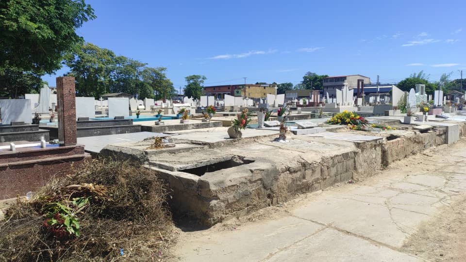 Bóvedas abiertas y lápidas rotas: Así está el cementerio de Margarita en el Día de los Muertos