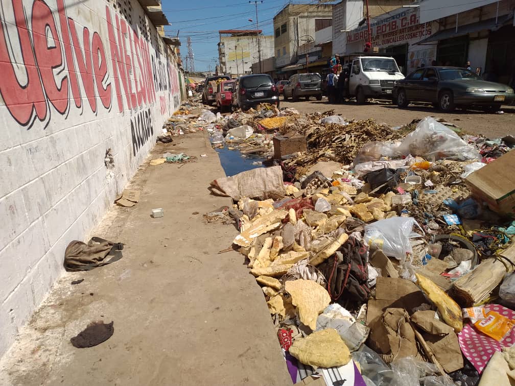 En medio de un “cochinero” trabajan en el mercado de Puerto La Cruz (FOTOS)