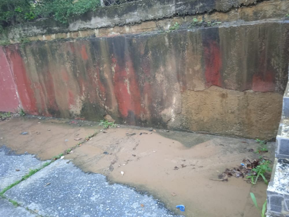 Miles de casas sin agua, mientras en una escuela en Pérez Bonalde se despilfarra por un terrible bote (VIDEO)