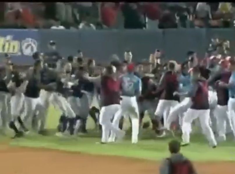 Lvbp suspendió a Willians Astudillo y otros seis jugadores por la tángana entre Cardenales y Caribes