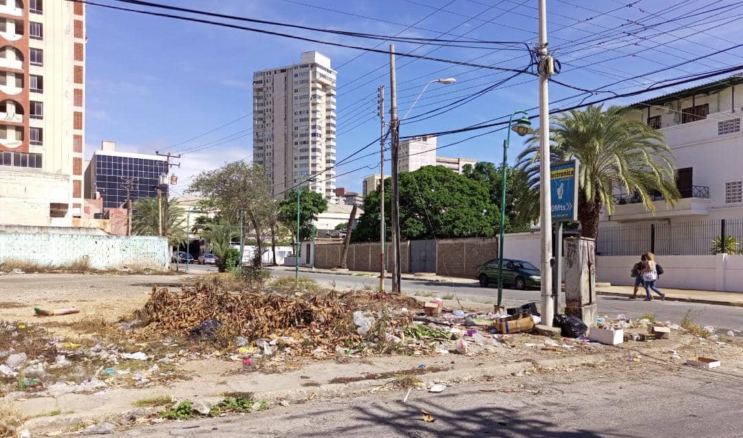 Gobierno chavista saliente dejó a Porlamar llena de basura y huecos (FOTOS)