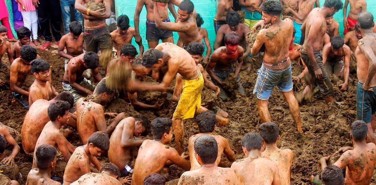 La batalla de estiércol de vacas: Un torneo “divertido” que aglomera a cientos de personas en la India (Fotos + Uy)