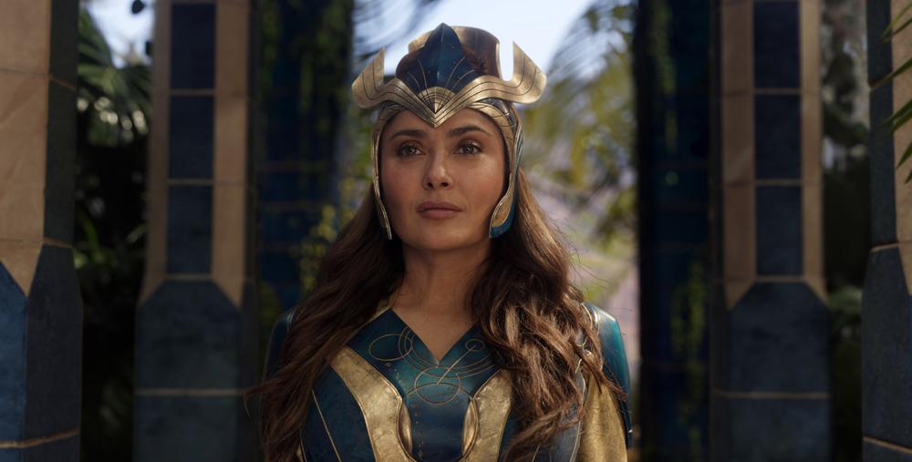 La actriz mexicana Salma Hayek confesó sentirse como la mamá de todos en el set de ‘Eternals’