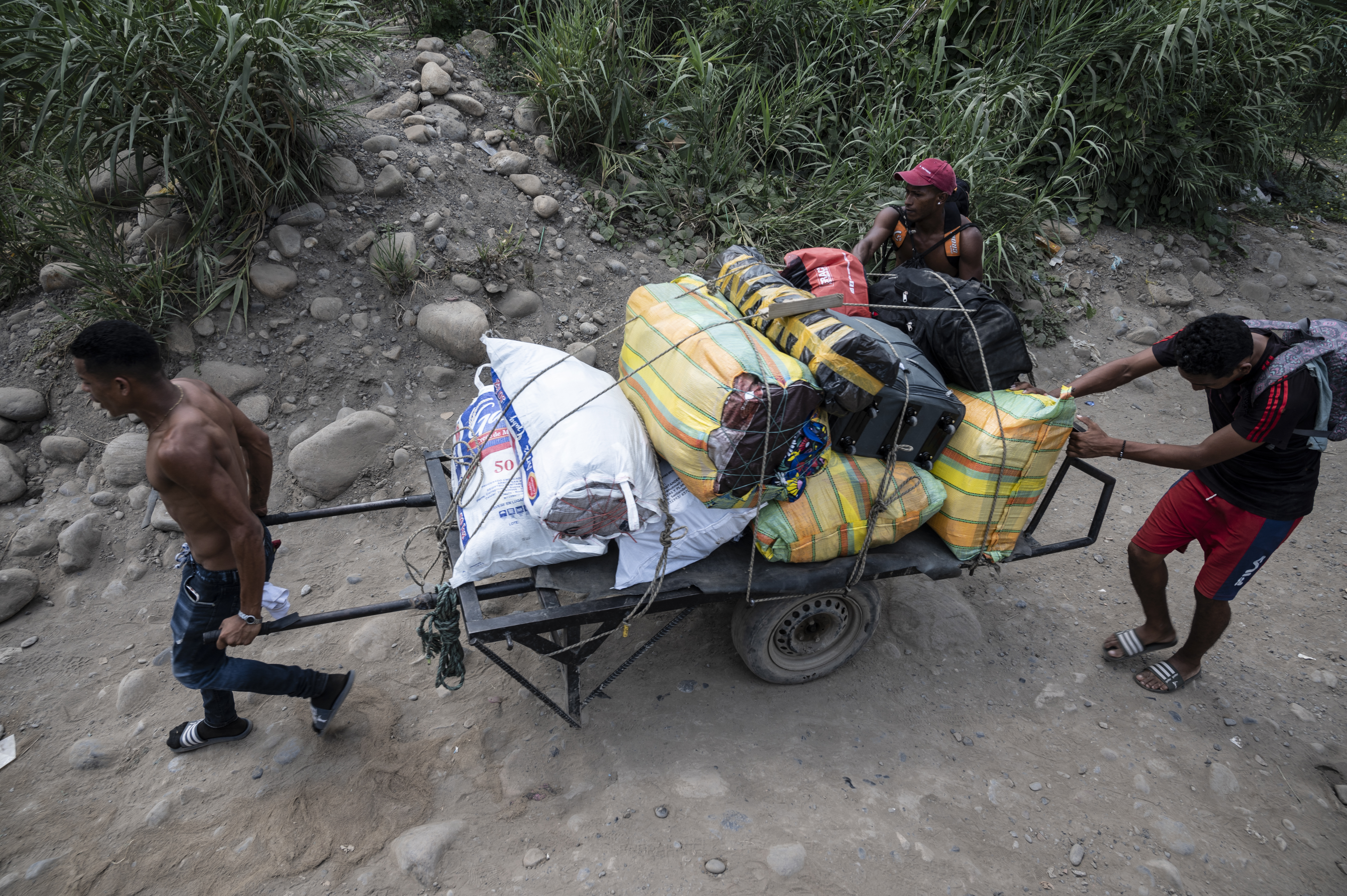 Contrabando a la vista de todos en la frontera entre Venezuela y Colombia (Fotos)