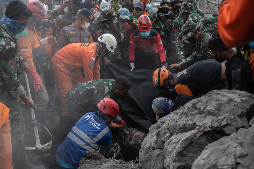 Elevan a 22 muertos y 27 desaparecidos por la erupción de un volcán en Indonesia