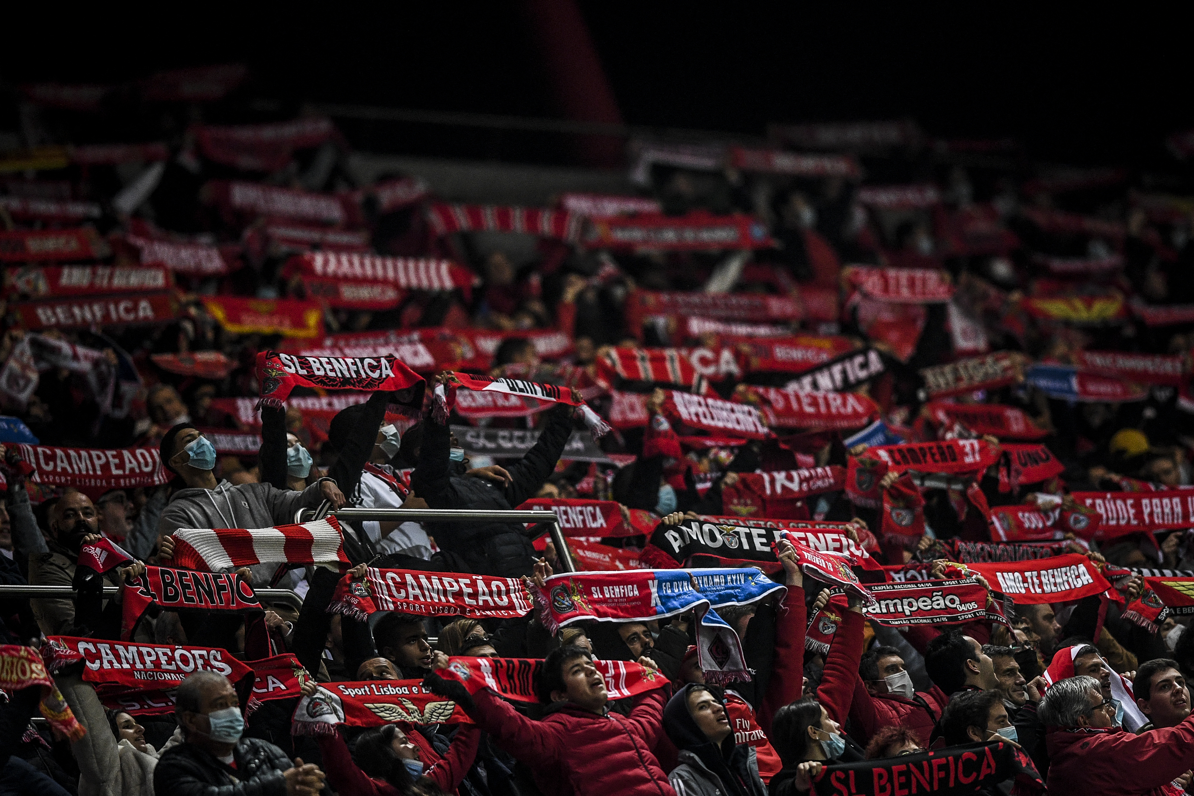 Batalla campal entre aficionados dejó 54 detenidos y 12 heridos tras partido de Benfica y Dínamo de Kiev en la Champions