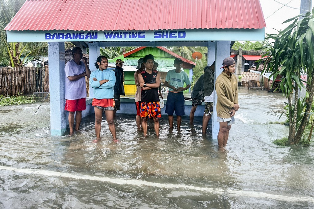 Más de 98.000 evacuados por la llegada del tifón Rai a Filipinas