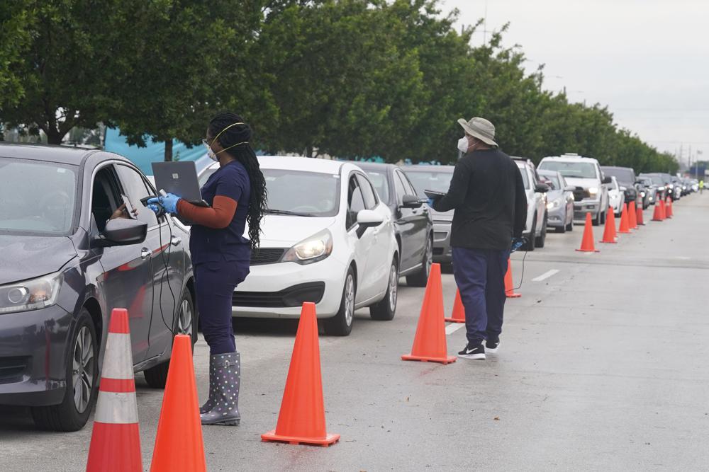 Cancelan vuelos en el sur de Florida en medio de fuerte repunte por ómicron