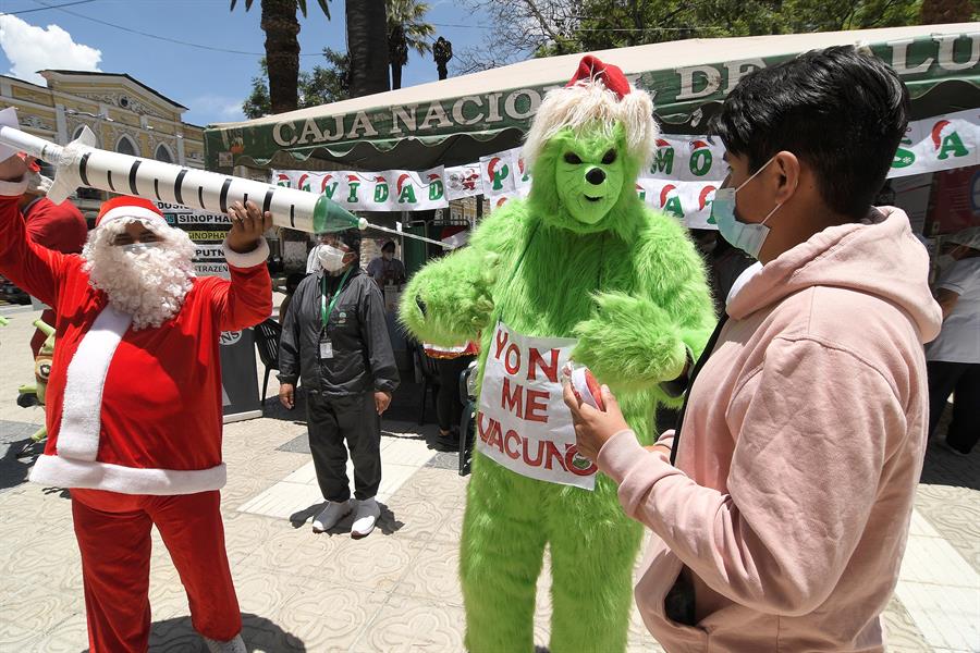 ¡Ni el Grinch se salvó de que lo pincharan contra el Covid-19!