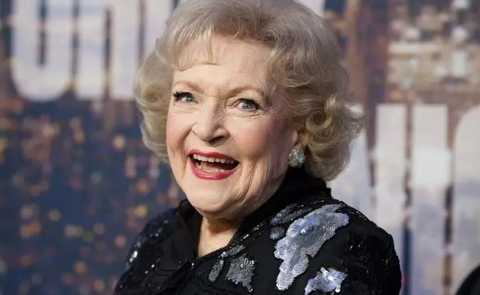 Representante de Betty White negó que muriera por una reacción a la vacuna antiCovid