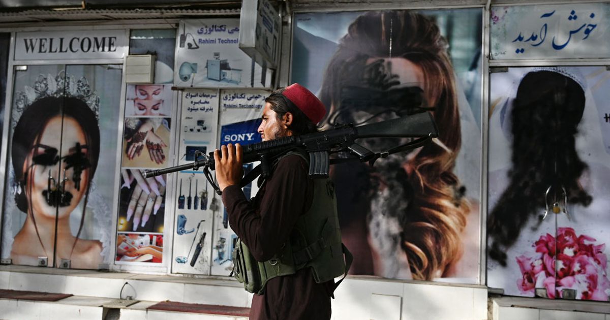 Los talibanes retiran fotos de mujeres de los salones de belleza de Kabul por considerarlas “contrarias al islam”