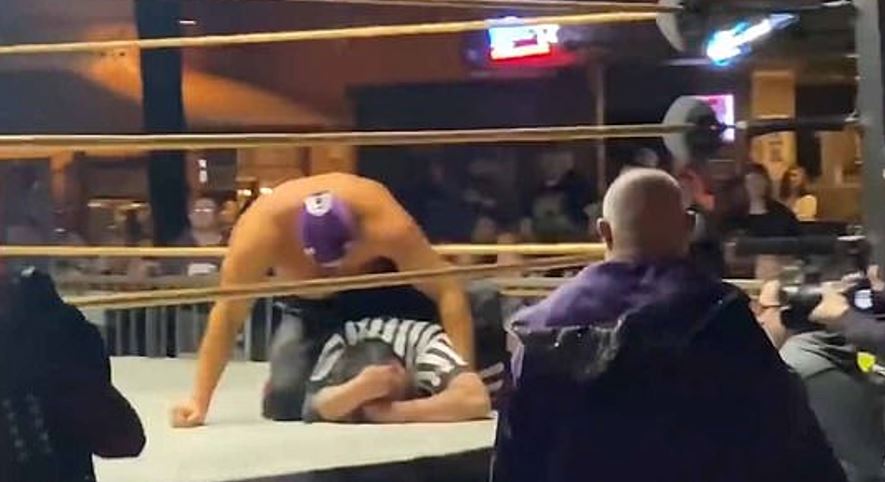 Qué hay detrás de la pelea donde un árbitro de lucha libre fue apuñalado en la cabeza