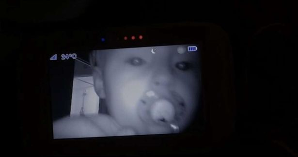 Una madre aterrada descubrió que un pervertido despertaba a su bebé todas las noches