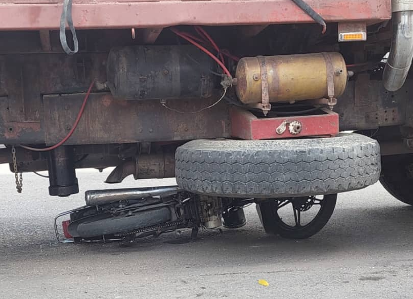 Murió joven motorizado en Maracay, aprisionado por unas morochas de volteo