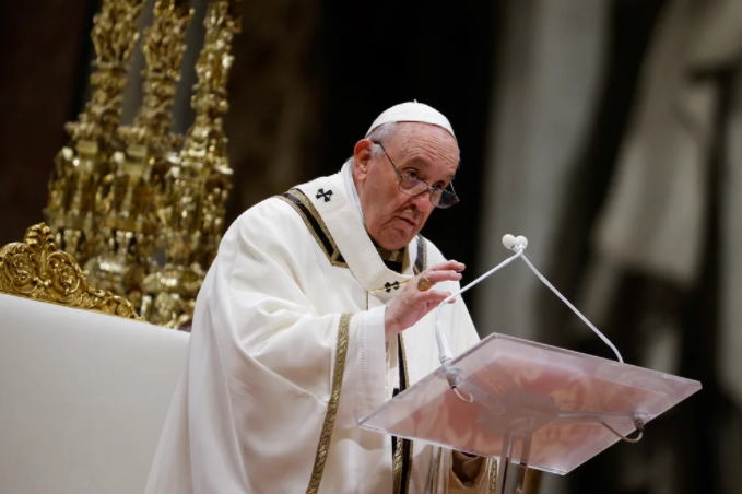 El papa Francisco bautizó a 16 niñas y niños en la capilla Sixtina