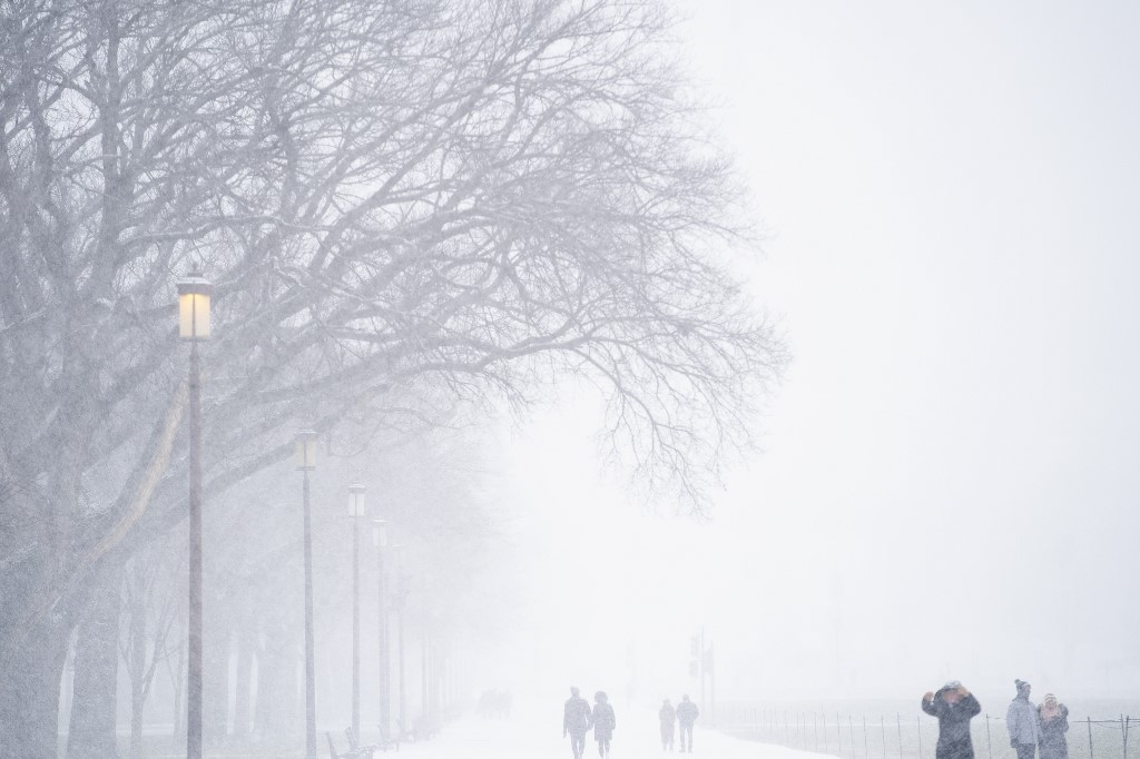 Millones de estadounidenses se refugian de tormenta de nieve que golpea el este del país