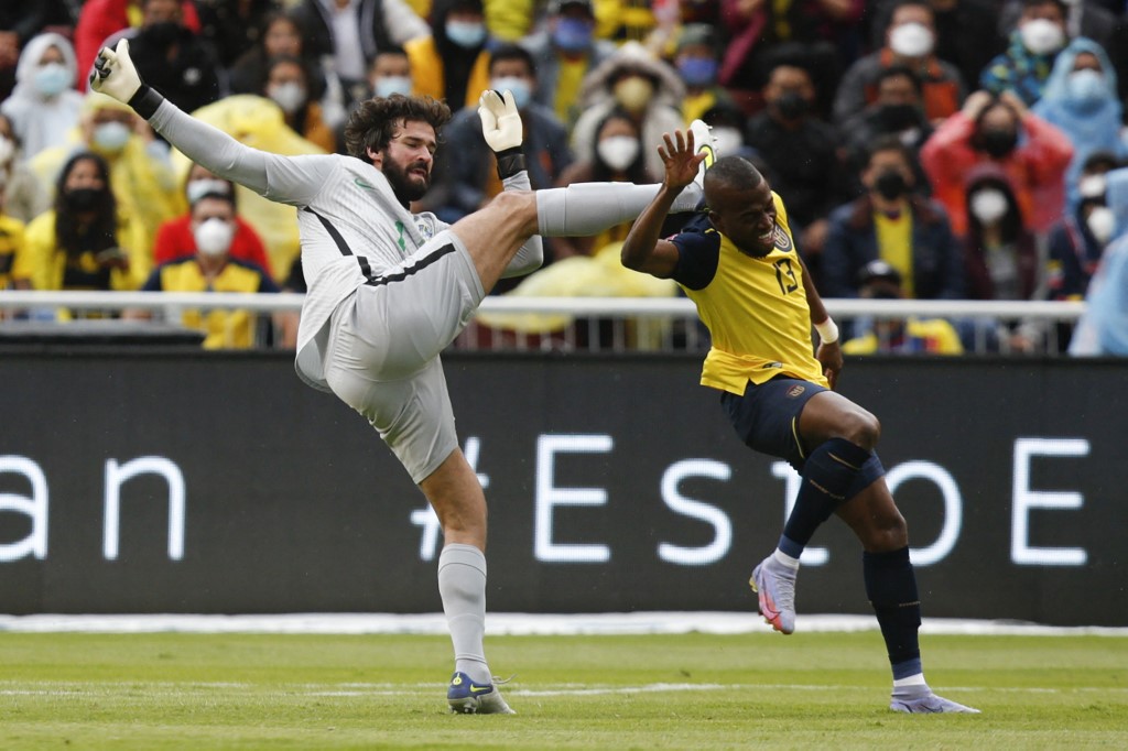 Polémico primer tiempo del Ecuador Vs. Brasil, con fuertes patadas y expulsiones (Videos)