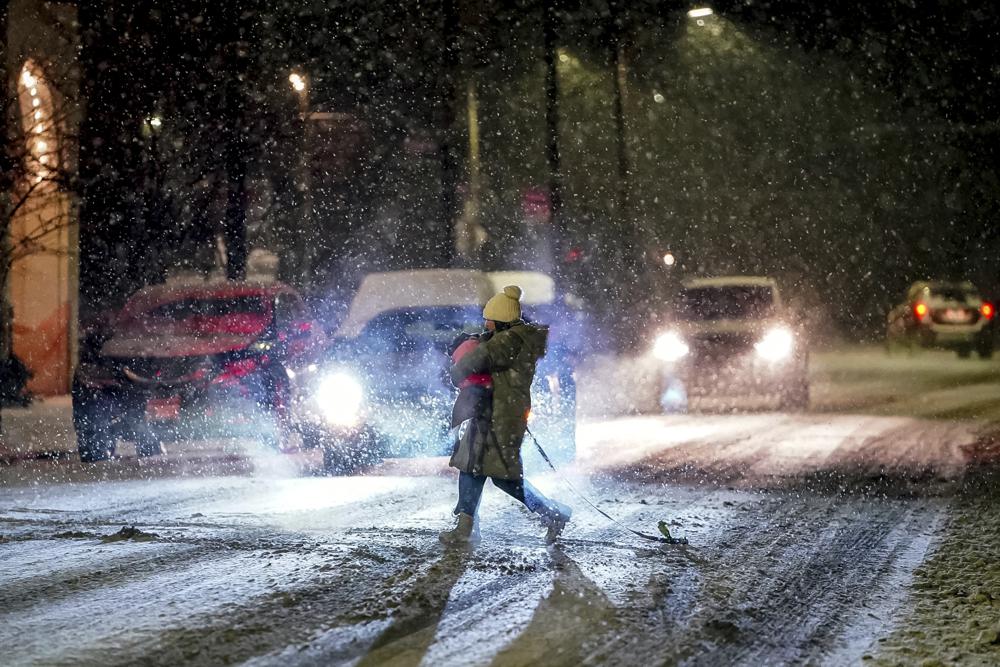 Peligrosa tormenta invernal continúa azotando el noreste de EEUU