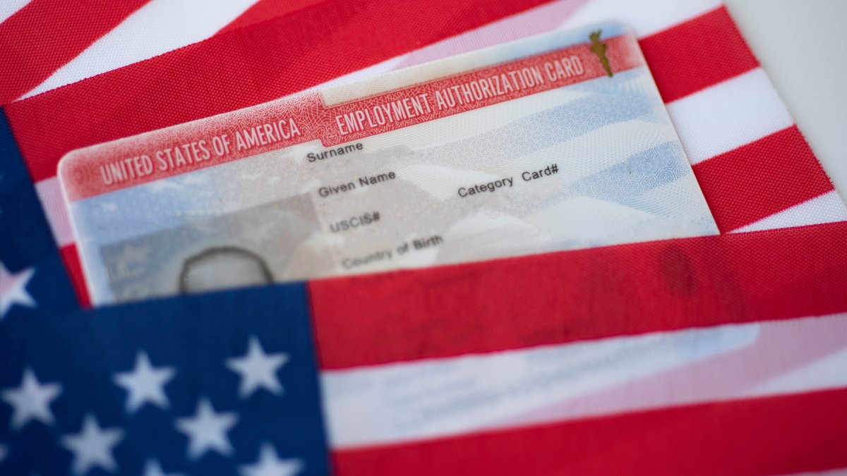 USCIS acelera la renovación de permisos de trabajo a los migrantes