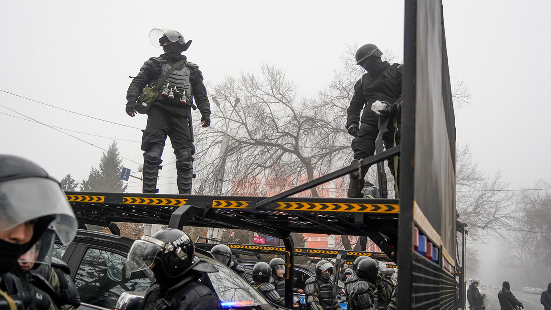 Manifestantes asaltan un edificio gubernamental en la mayor ciudad de Kazajistán (VIDEOS)