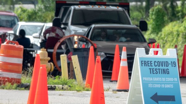 Persisten las largas filas en centros de pruebas de Covid-19 en Florida