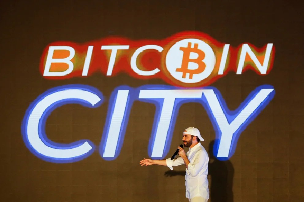 La aventura Bitcoin de Nayib Bukele puede dejar a El Salvador al borde del default