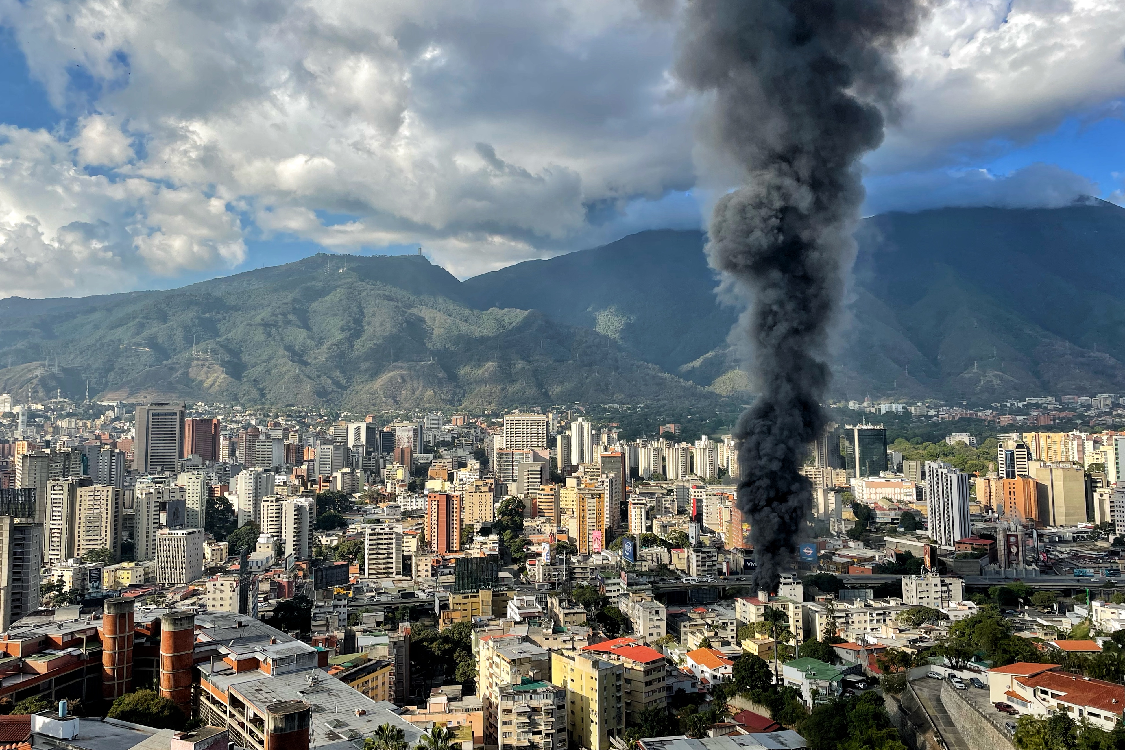 Cine Citta: Reconocido bodegón en Bello Monte fue consumido por las llamas (Fotos y videos)