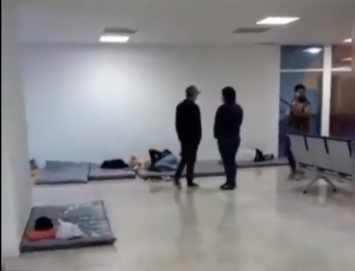 Venezolanos retenidos en el aeropuerto de Cancún denuncian condiciones inhumanas (Video)