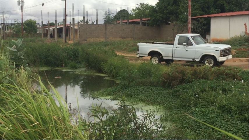 Cloacas desbordadas inundan calles de la UD 338 en Bolívar (FOTOS)