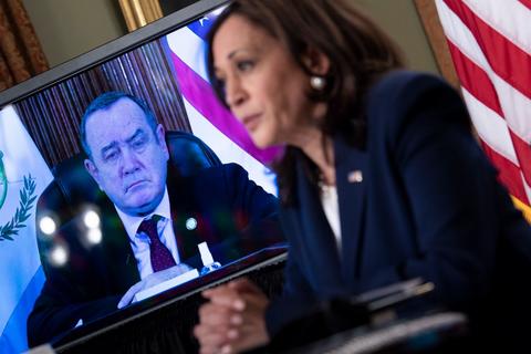 Kamala Harris y el mandatario guatemalteco, Alejandro Giammattei sostuvieron un encuentro telefónico (Video)