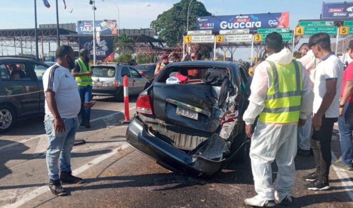 Se desprendió el caucho de un camión y causó daños a tres vehículos en el peaje de Guacara #14Ene (FOTOS)