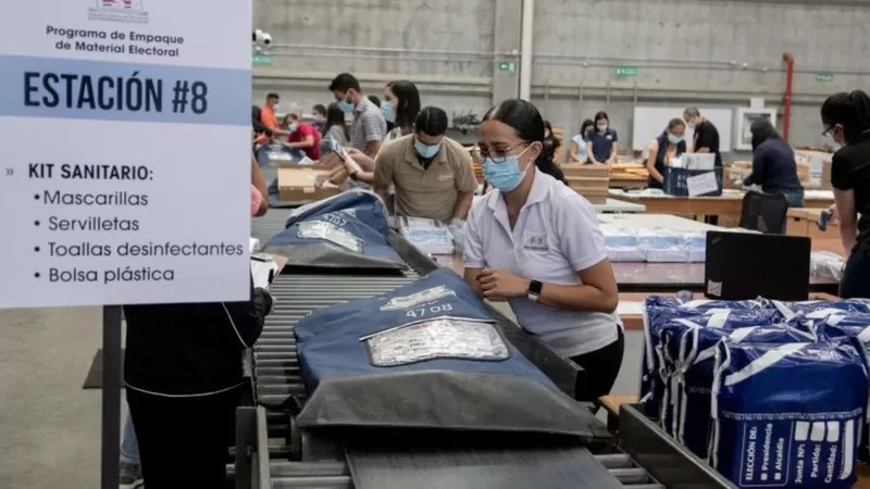 Las grietas en la economía de bienestar de Costa Rica que son clave en las elecciones presidenciales