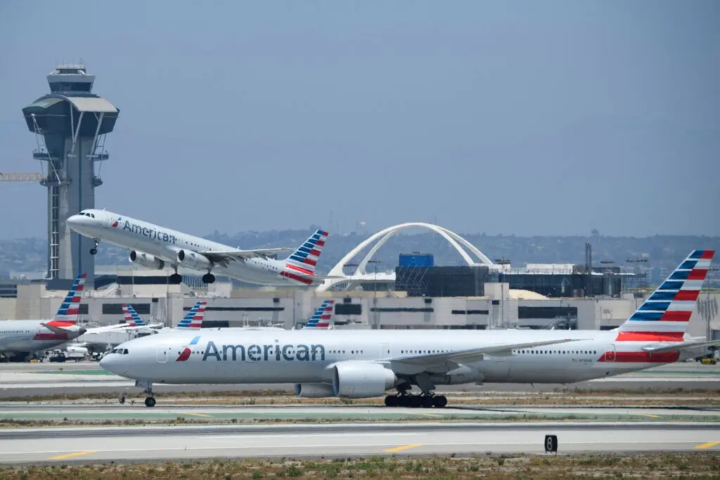 Terror en el aire: pasajero se “volvió loco” e intentó ingresar a la cabina y abrir las puertas del avión