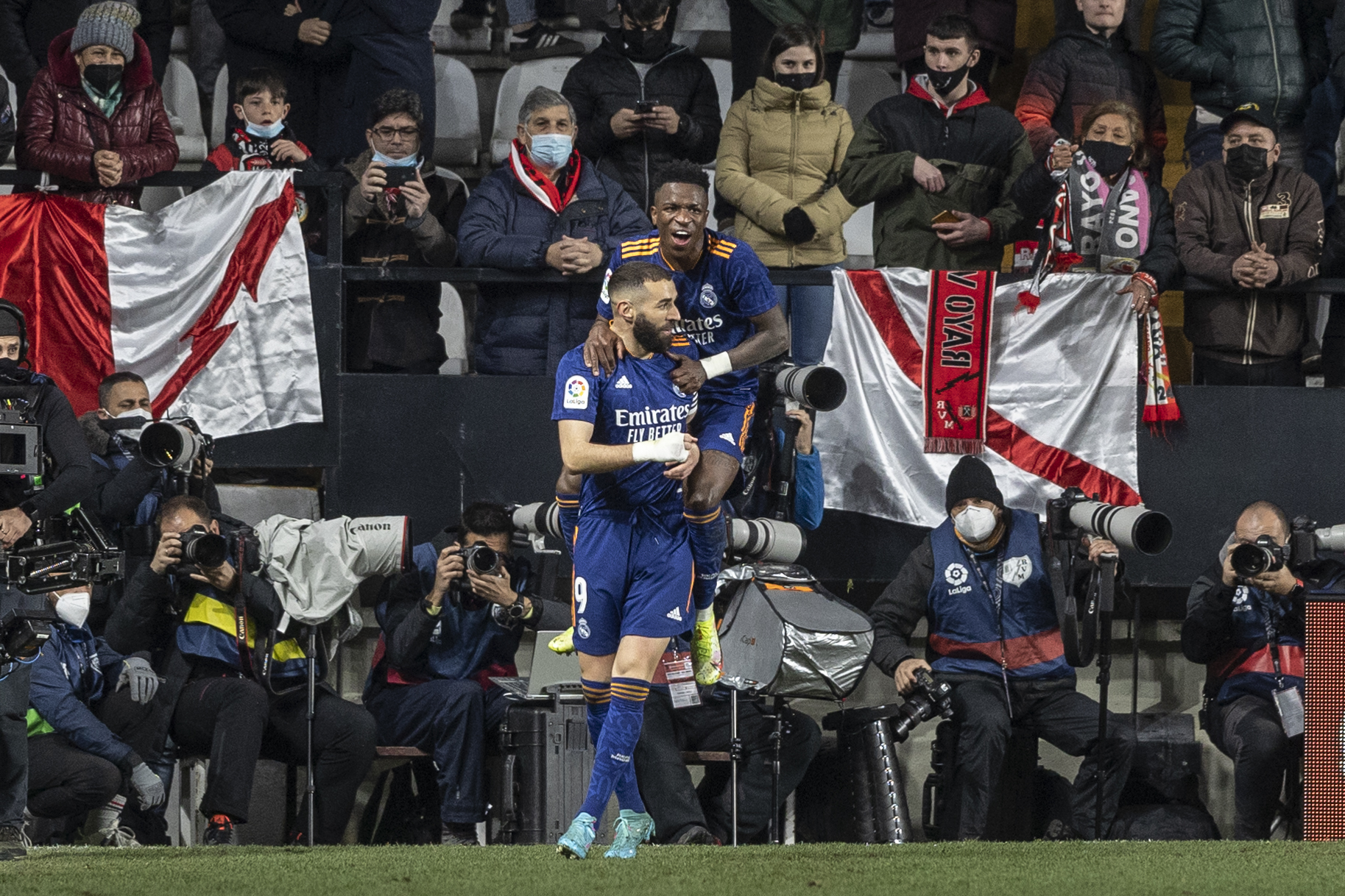 Benzema y Courtois sostienen al Real Madrid en la cima de la tabla