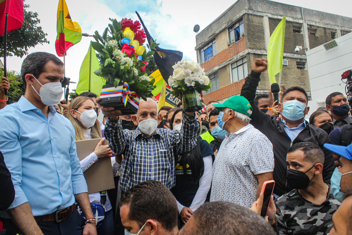 Guaidó otorgó al padre de Robert Redman, asesinado en 2014 una placa de conmemoración por el #12Feb (Video)