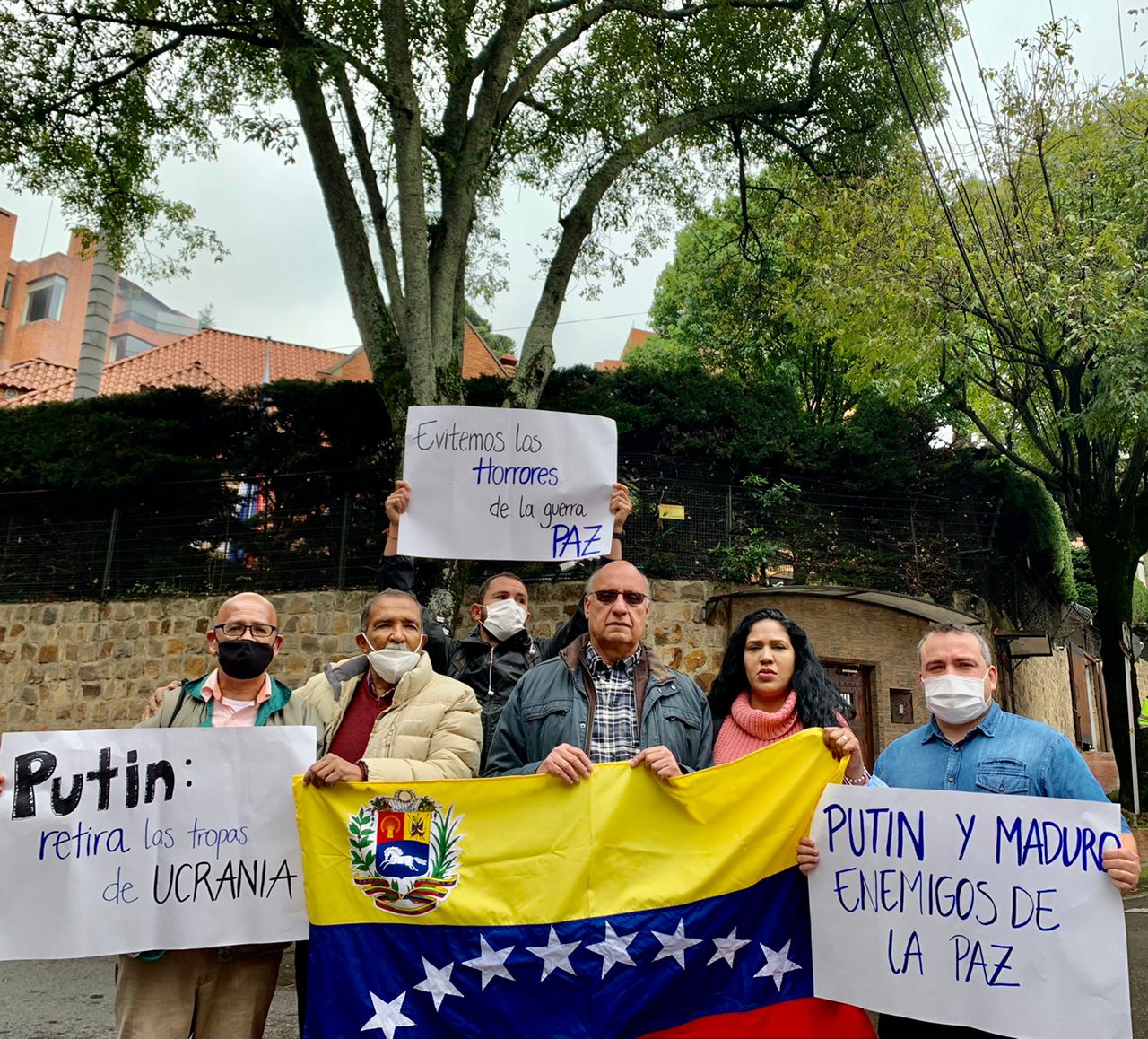 Diputado Dávila encabezó protesta contra Putin: El mundo no merece que un dictador ponga en peligro la paz