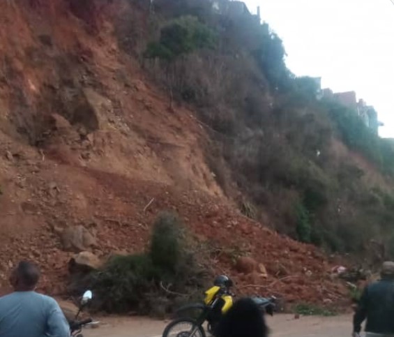 Derrumbe en el kilómetro 5 de la carretera de El Junquito mantiene cerrado el paso en ambos sentidos #7Feb (FOTOS)