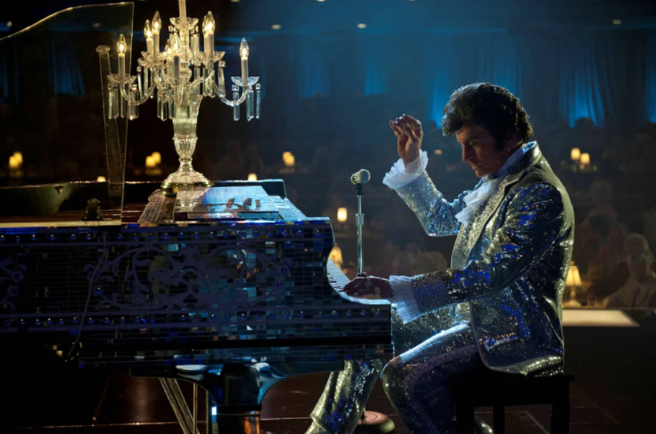 Liberace, el excéntrico rey del kitsch que adoptó a su amante como hijo para ocultar su amor