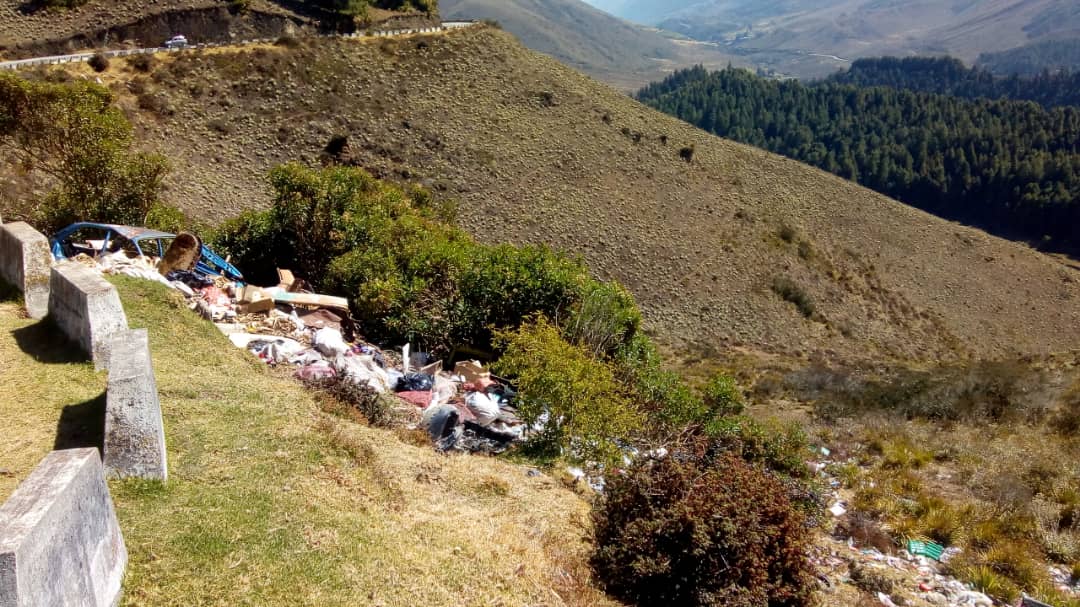 Ecocidio: chatarra y escombros son parte del paisaje en el páramo merideño