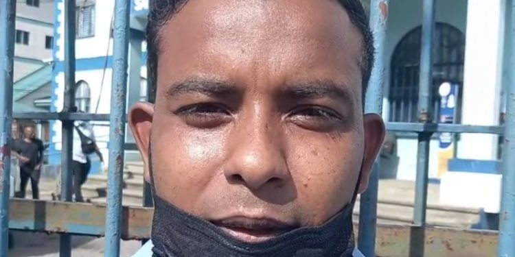 Denunciaron que la policía de Trinidad y Tobago detuvo a madre del bebé venezolano (Video)