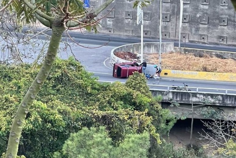 Reportan el volcamiento de una camioneta en la autopista Prados del Este #21Feb (Foto)