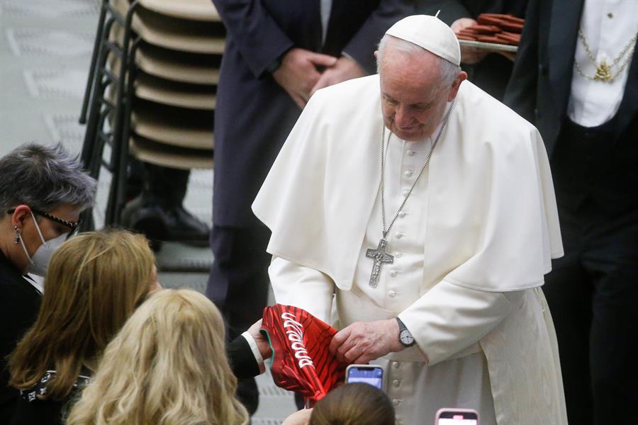 La madre de Cristiano Ronaldo le regala al papa Francisco la camiseta de Portugal